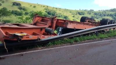 Marquinho: Caminhoneiro morre apÃ³s tombar caminhÃ£o na PR 158